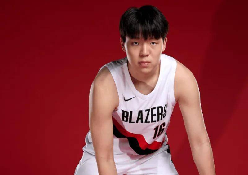 场比赛中展, 伤期间挺身, 他的三分球